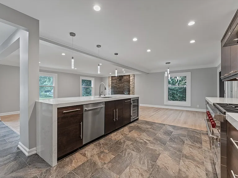 1054 Saxon Dr — Photo 10