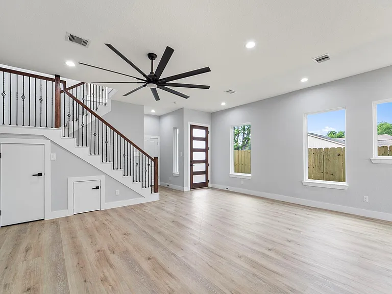 6631 Foster St — Photo 3