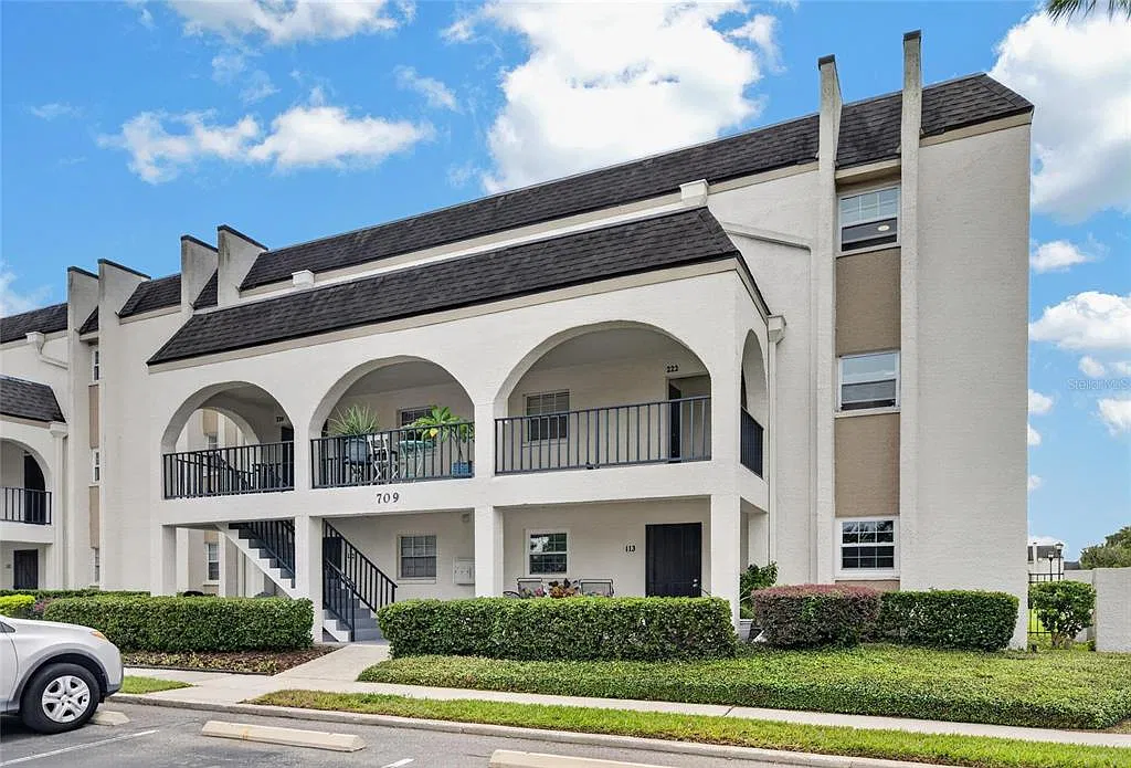 2 bed, 1.5 bath, 1068 sqft, $1,700 — Photo 2