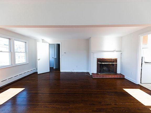 3rd image of 586 Courtland Ave