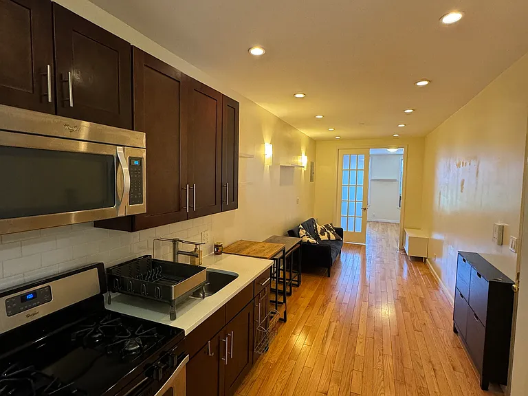 4712 Vernon Blvd #2R — Photo 3