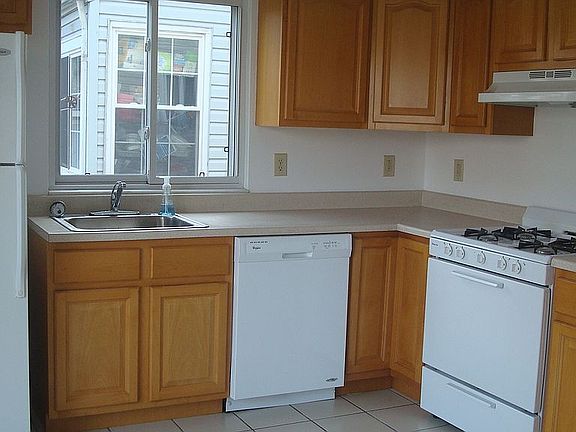 4th image of 25 Mundy Ave