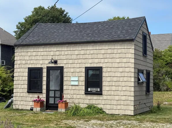 10 Brighton Avenue, Vinalhaven, ME 04863
