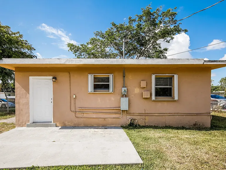 2814 NW 6th St — Photo 16