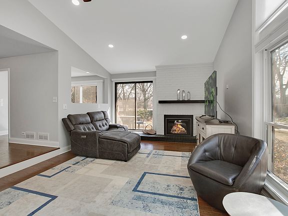 3rd image of 706 Waukegan Rd #4