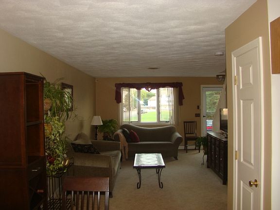 5th image of 4 Iris Ln #104
