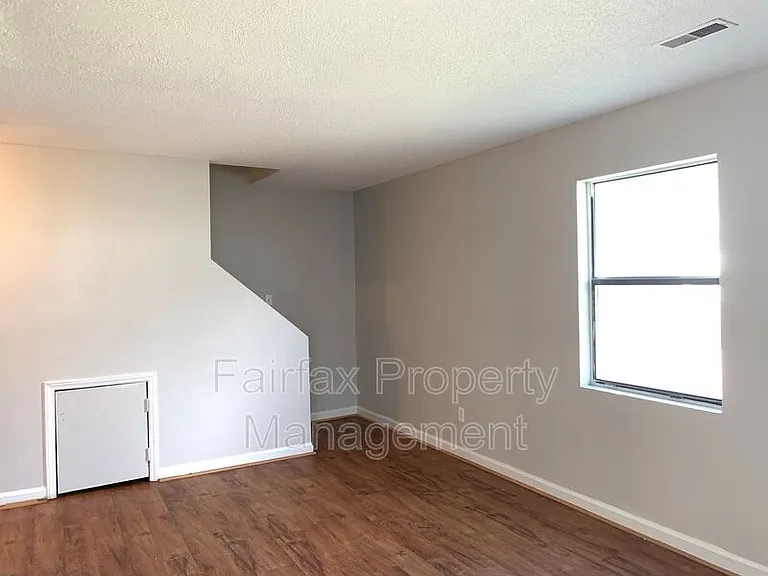 1427 Cherrycrest Dr — Photo 3