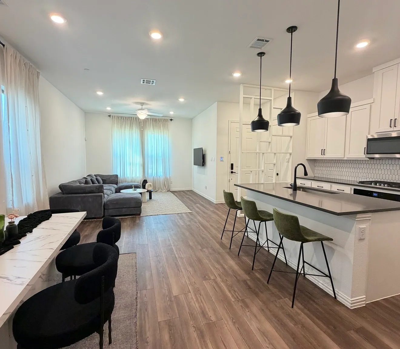 3 bed, 1979 sqft, $3,200 — Photo 2