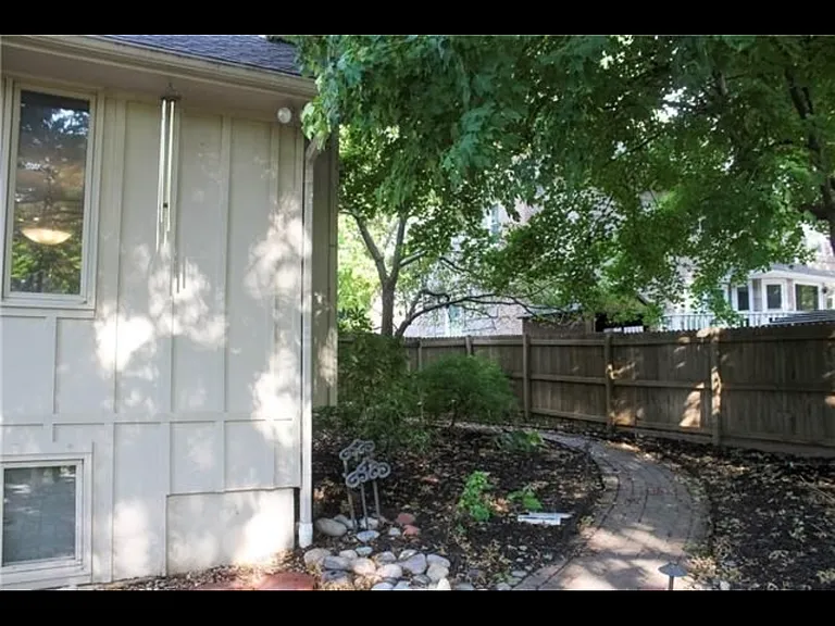 307 S Park Dr — Photo 5