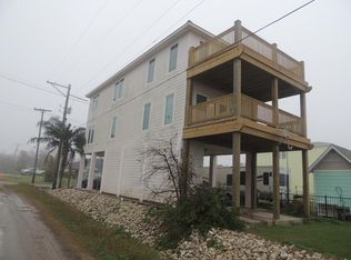 202 E Bay Ave, Seadrift, TX 77983