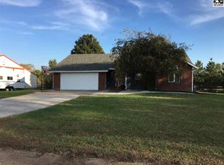 8515 Cottonwood Ln, Hesston, KS 67062
