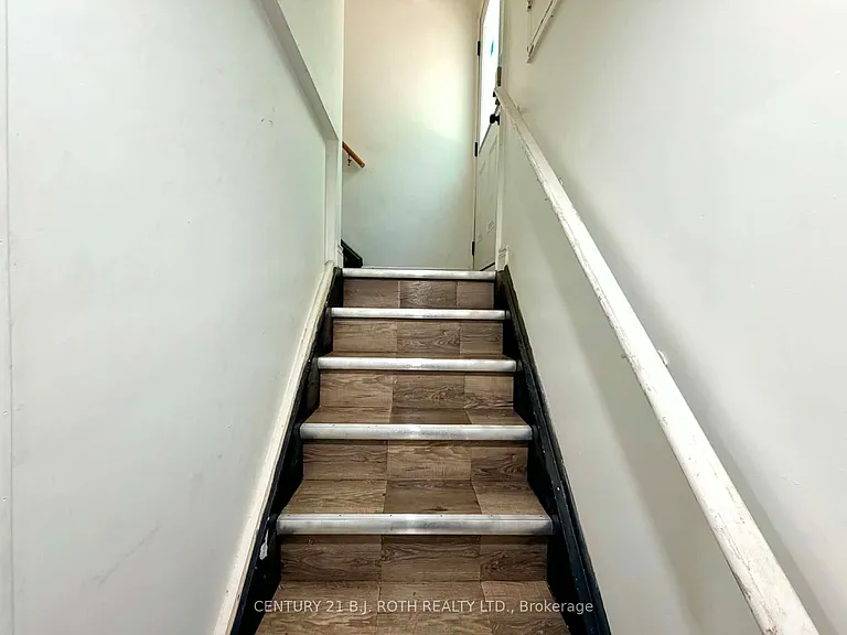 10 Sanford Cres — Photo 17