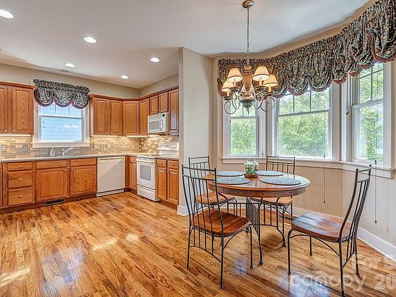 3rd image of 4 Olde Cottage Ln