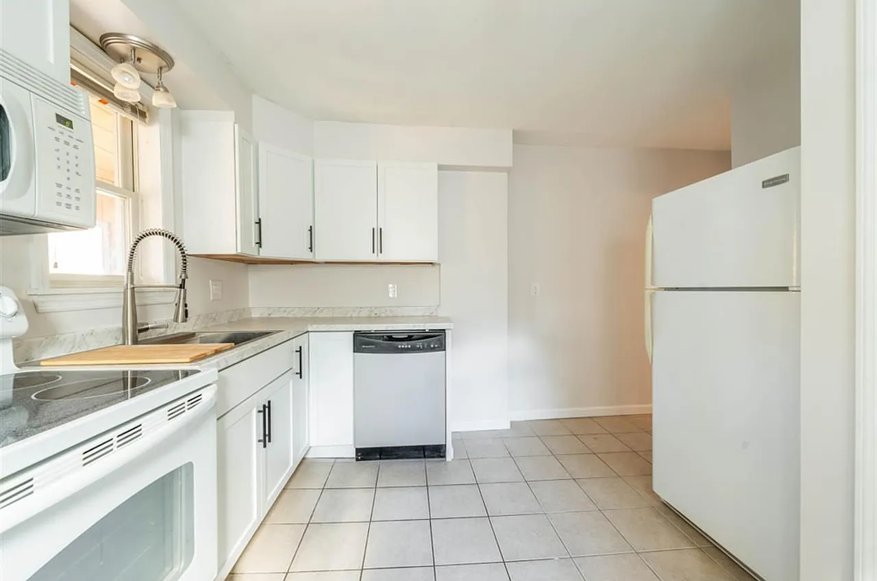 3 bed, 1176 sqft, $1,550 — Photo 2