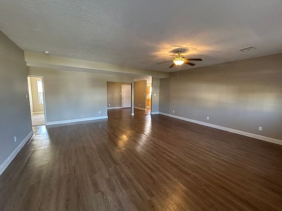 3rd image of 5045 Hawthorn Dr