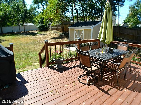 Oversize Backyard w/Huge Deck