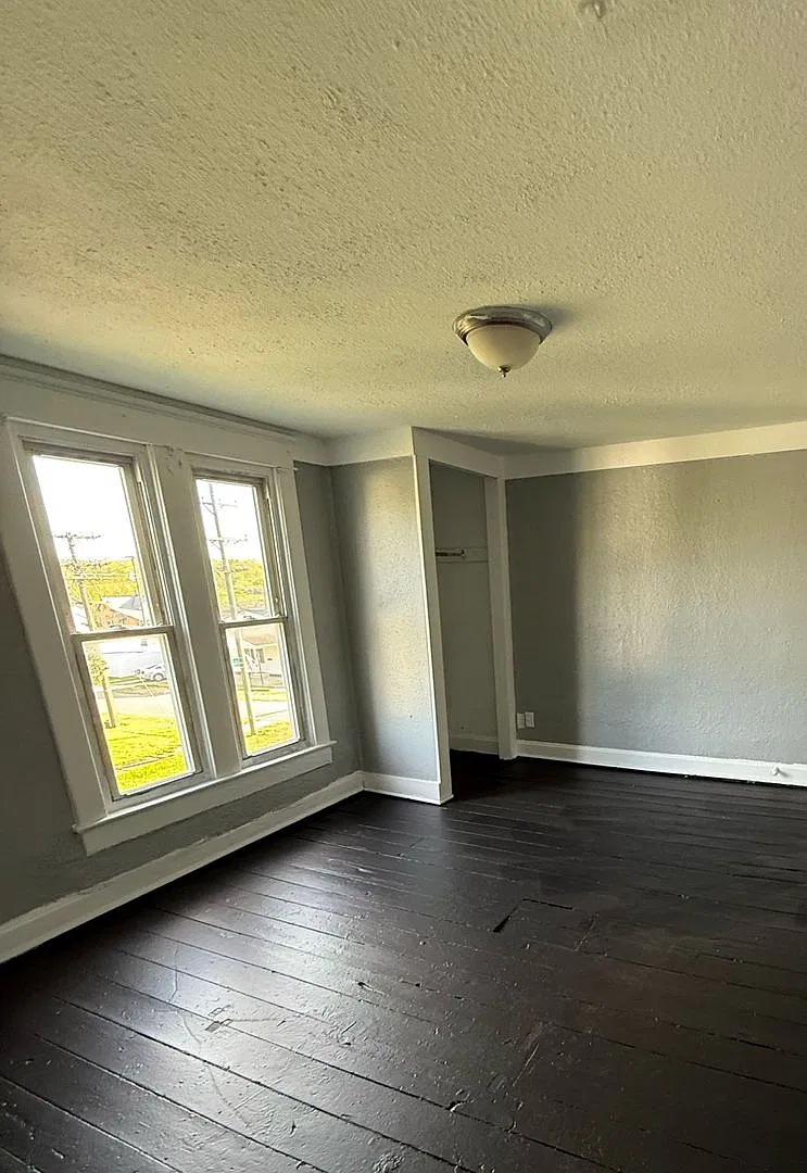 3 bedrooms 1 bath — Photo 1