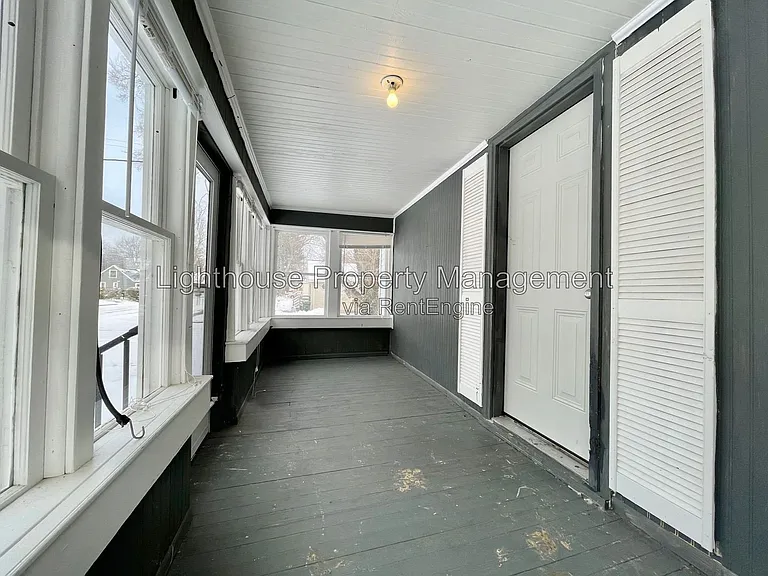 1910 Franklin St — Photo 2