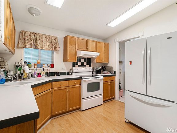 A spacious and open kitchen.