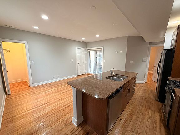 3rd image of 4226 N Whipple St #2S