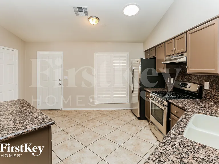 4933 Glenarden Dr — Photo 5