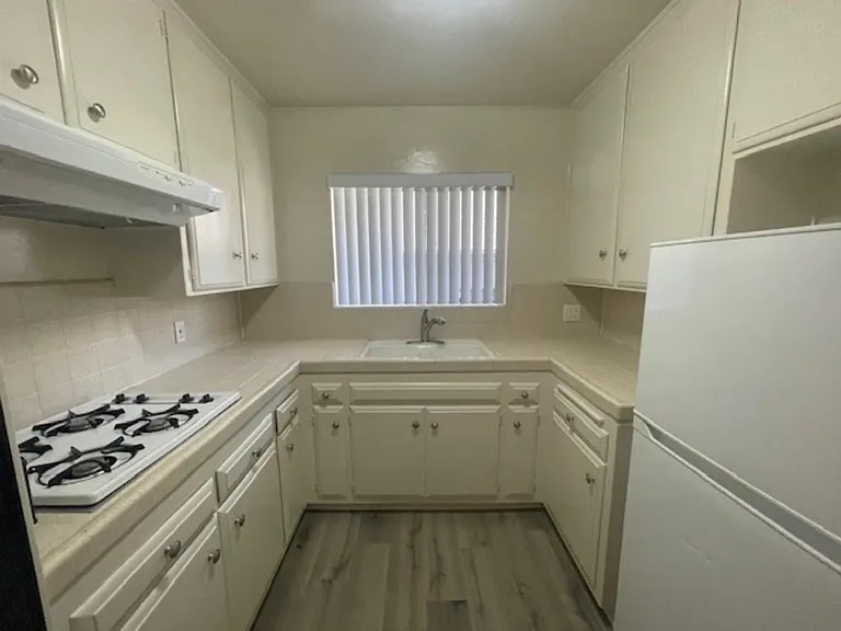 2043 N Beachwood Dr #10 — Photo 7