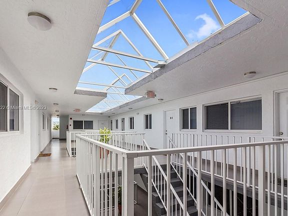 4th image of 1986 Biarritz Dr APT 104