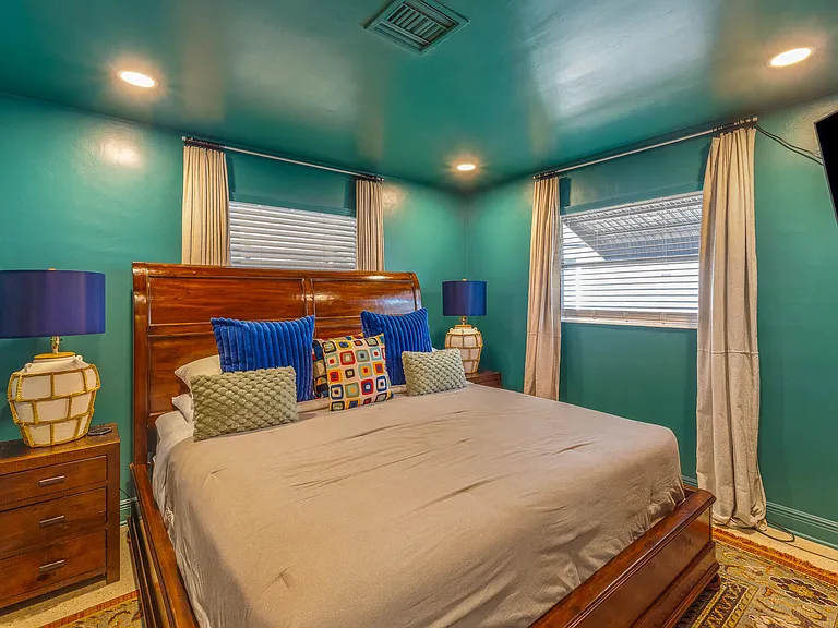 2816 NE 9th Ter — Photo 16