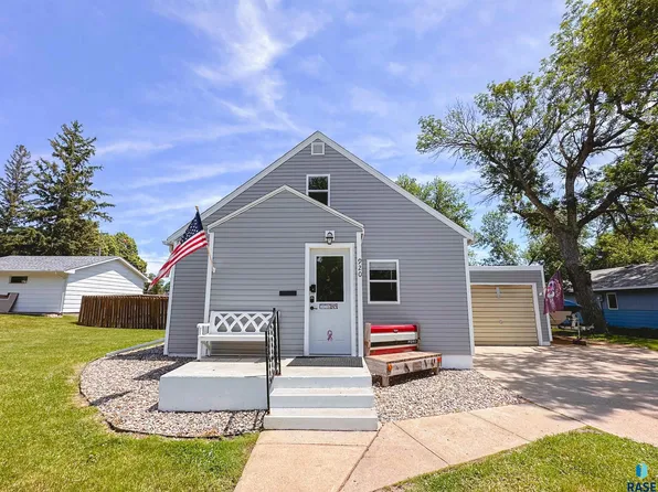 920 N Harth Ave, Madison, SD 57042