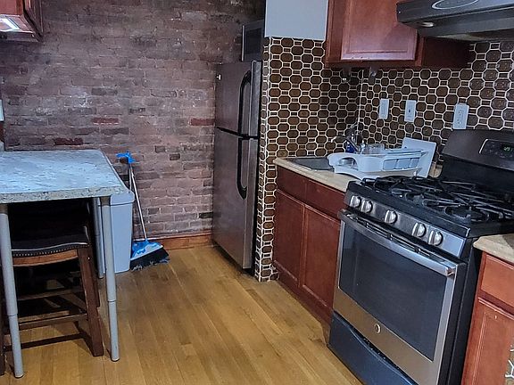 3rd image of 424 E 13th St APT A
