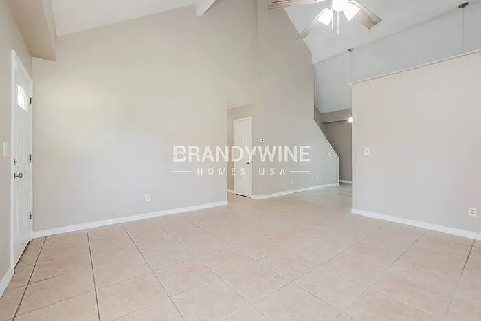 700 E 7th St — Photo 5