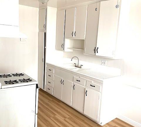 5th image of 1970 N Beachwood Dr APT 7