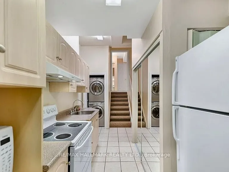 166 Sail Cres #LOWER — Photo 5