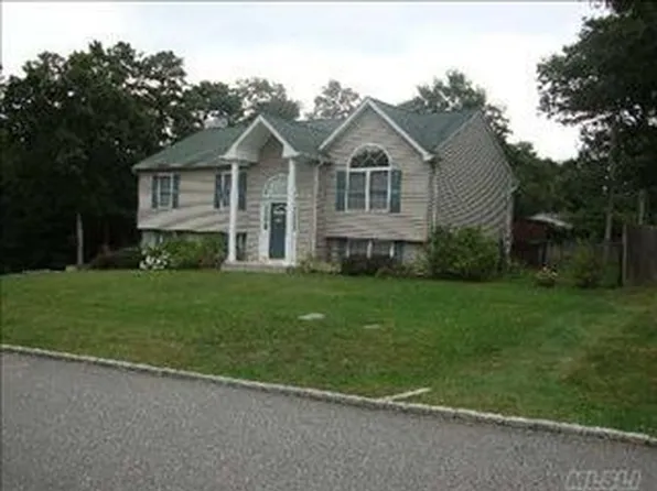 83 Washington Ave, Mastic, NY 11950