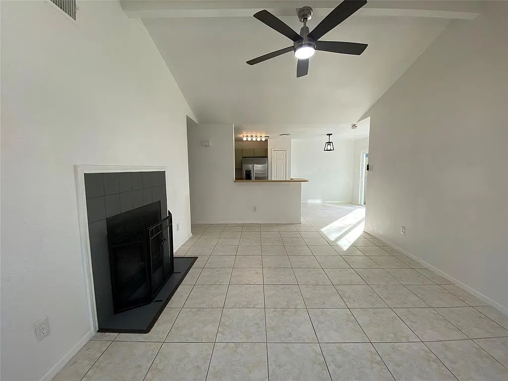 2 bed, 2.0 bath, 1034 sqft, $1,995 — Photo 2