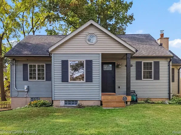 9345 Buckingham St, White Lake, MI 48386