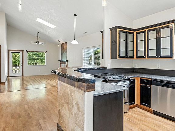 5th image of 283 Meadow Dr