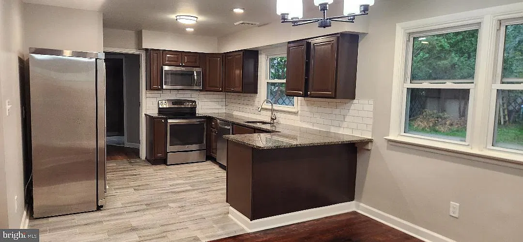 4 bed, 2.0 bath, 1344 sqft, $2,600 — Photo 2