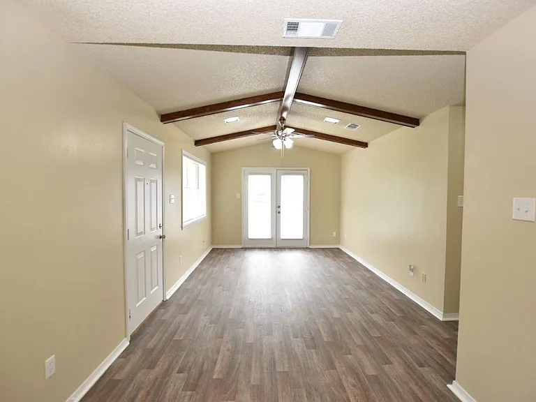 124 Carpenter Ct — Photo 12