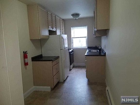 5th image of 144 Regency Park #144