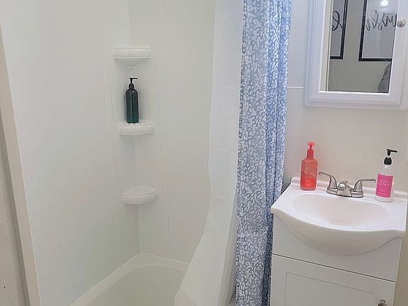 5th image of 77 N Winooski Ave #4