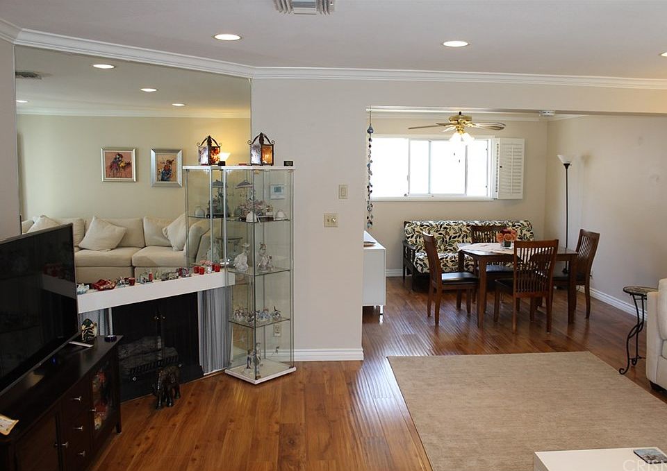 1st image of 18550 Hatteras St Unit 8