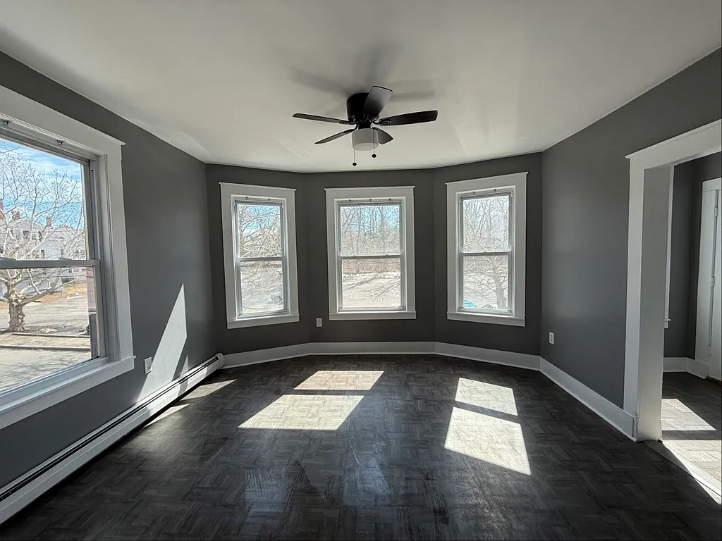 Building Photo - 27 Carleton Ave #2