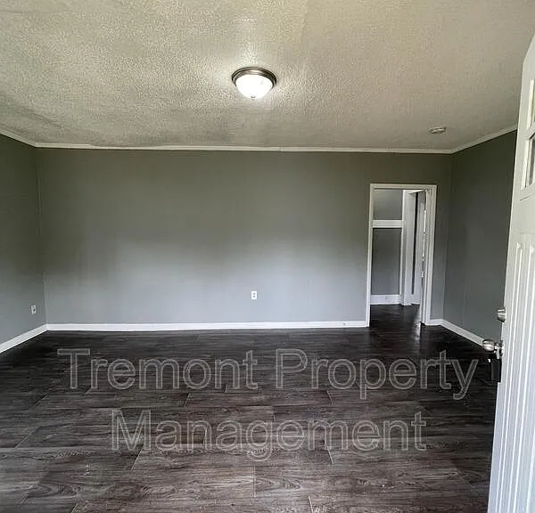 2702 Woodside St — Photo 2