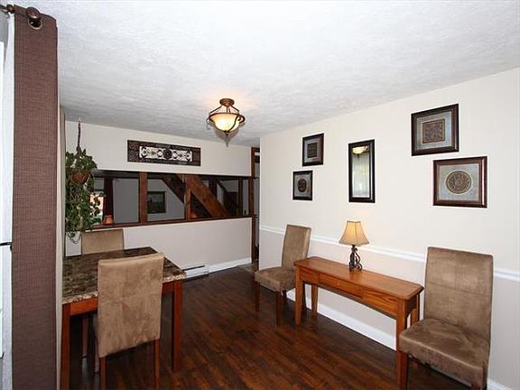 Beautiful, welcoming entry/dining area