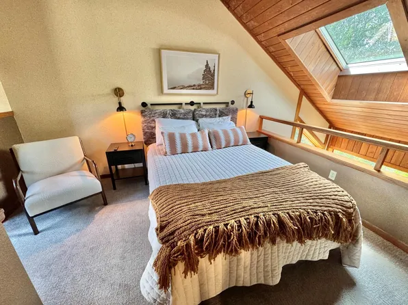 511 Moose Mountain Dr, Tofte, MN 55615