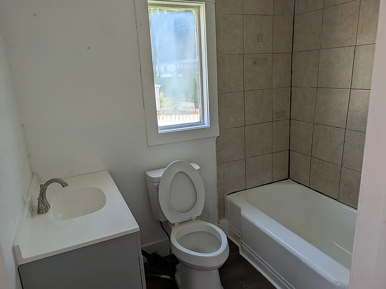 1908 Darnell Dr — Photo 2