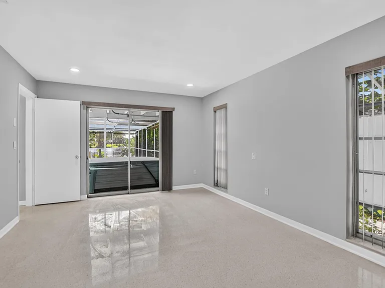 200 NW 11th Ave — Photo 30