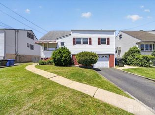 27 Concannon Dr, Fords, NJ 08863