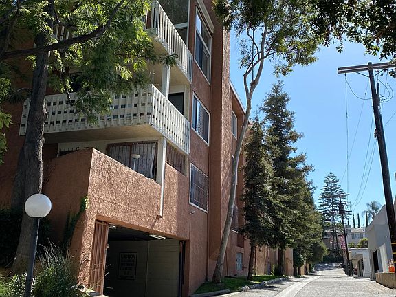Security gate entrance to garage (remote control required)